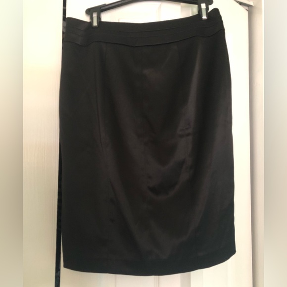 Like new sz 6 WHBM pencil skirt with slit, side zipper. Smooth, shiny w/lining - Picture 4 of 7